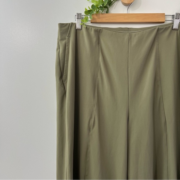 Old Navy Green Pleated Go-Dry Powersoft Pants - Picture 2 of 7